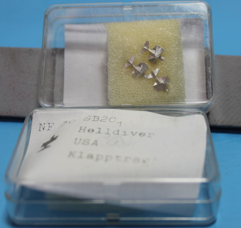 F 30 Curtis Model 84 SB2C-1 "Helldiver" Flügel geklappt (3 St.) USA 1943